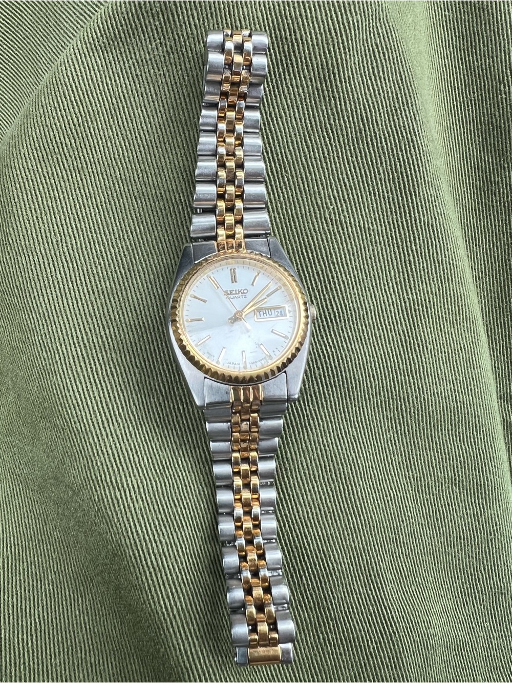 Vintage 1990s Seiko 7N83-0041 A4 Two-Tone Fluted Bezel Day Date Quartz Watch